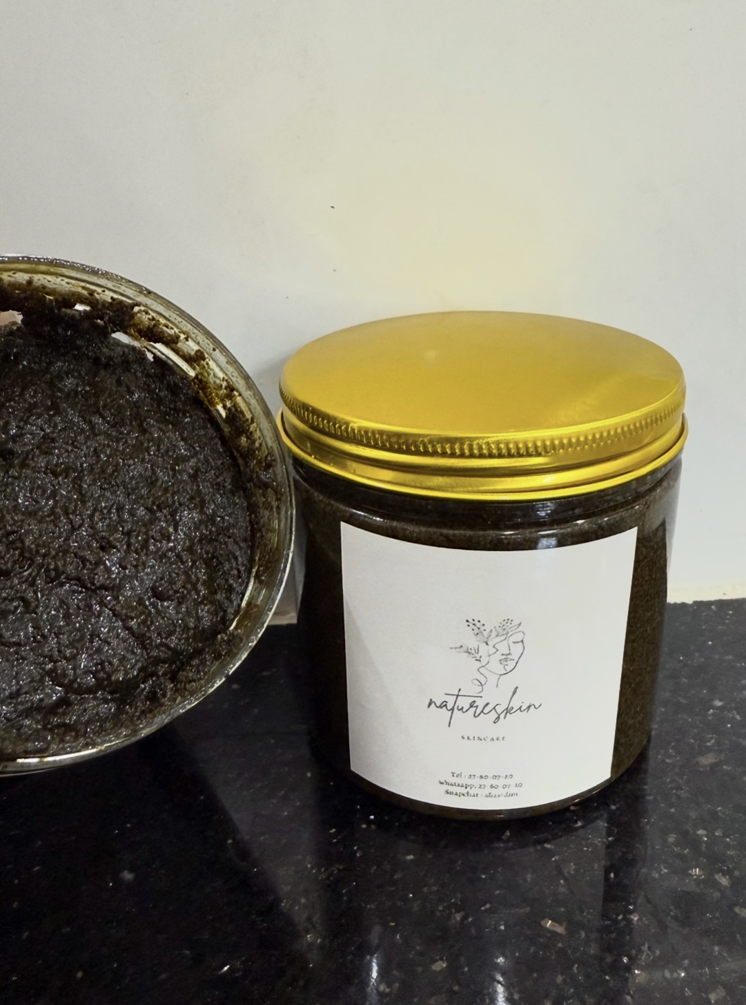 مقشر القهوة بالأعشاب