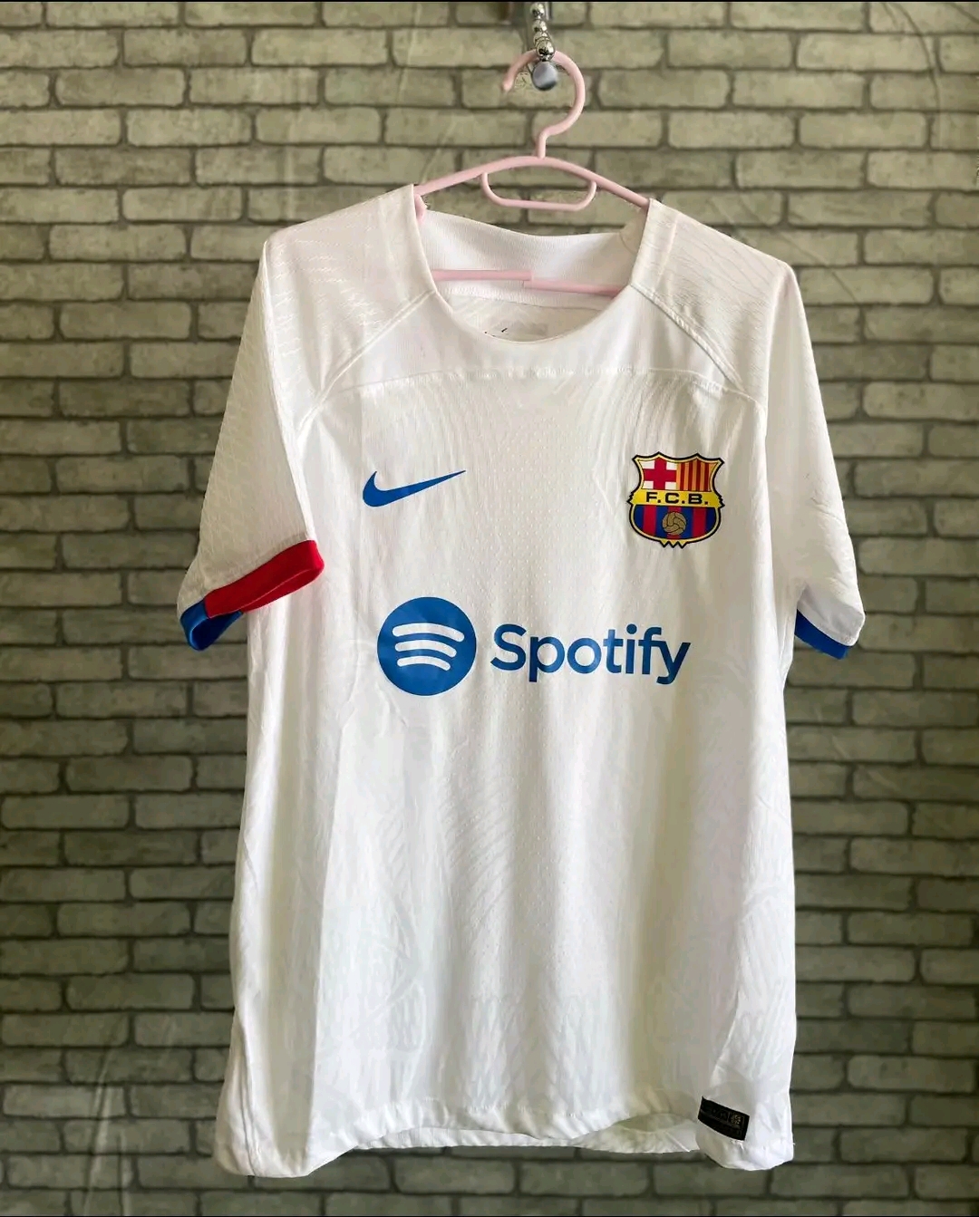 قميص برشلونة الابيض 2024