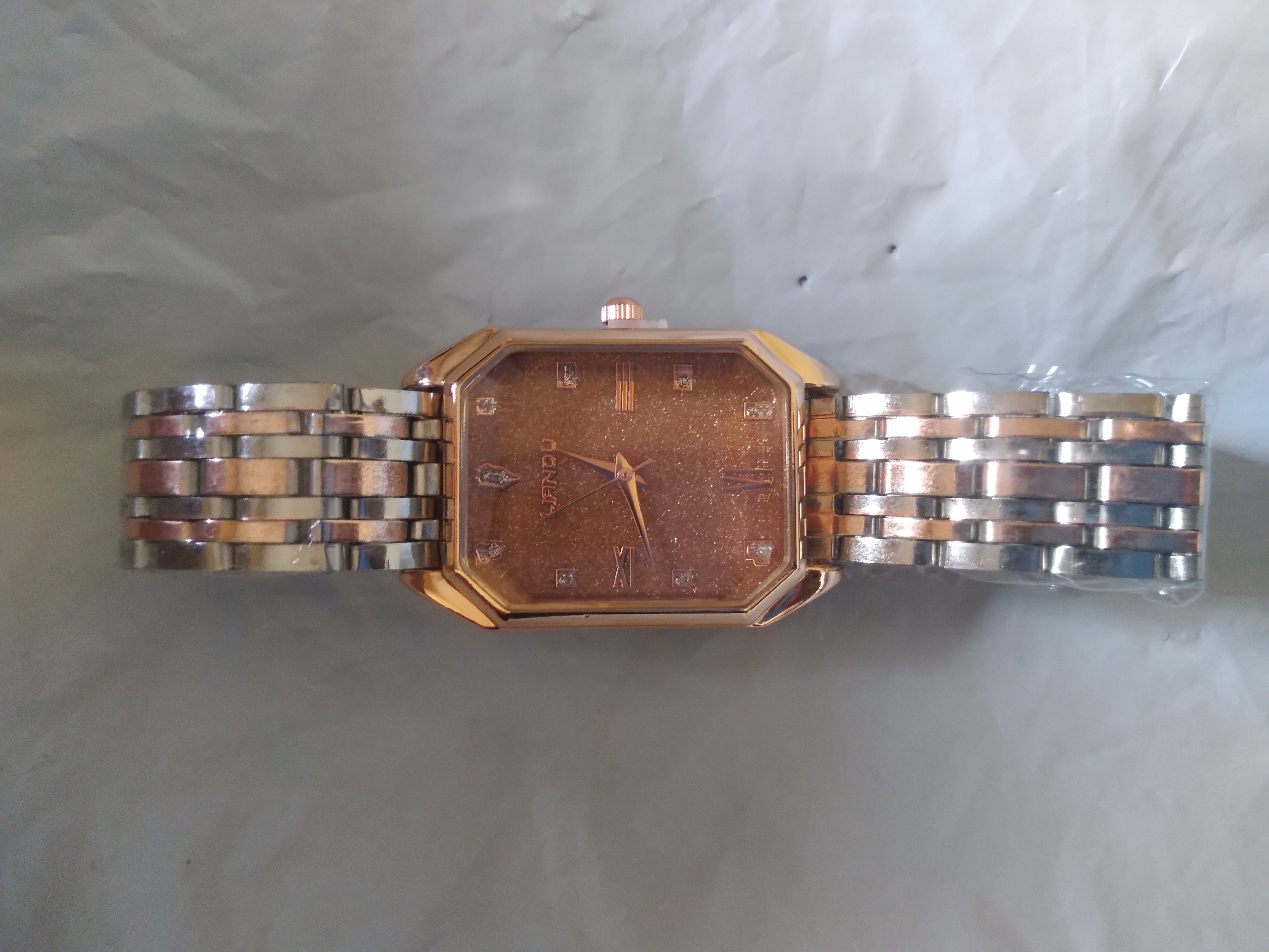 ساعة براقة جميلة