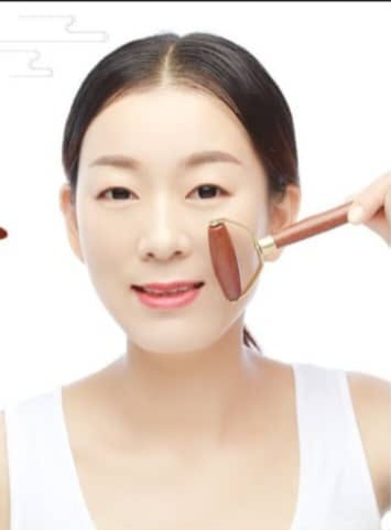 أداة تدليك الوجه الخشبية (Wooden Facial Roller)