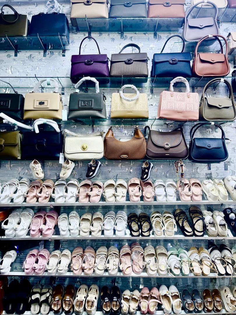 حقائب وأحذية